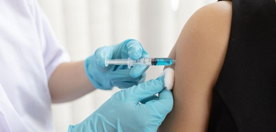 Διαγράφεται το πρόστιμο για όσους άνω των 60 ετών εμβολιάστηκαν