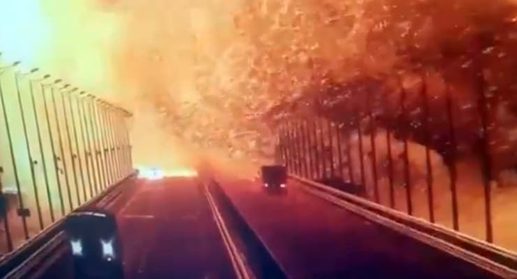 Rusya'yı Kırım'a bağlayan köprüde patlama