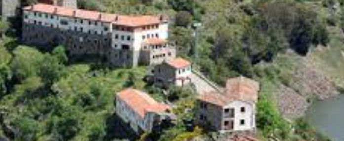 İçinde 44 ev bulunan bir köy 260 bin euroya satışa çıktı