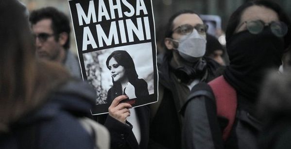 İran'da üç göstericiye daha idam cezası