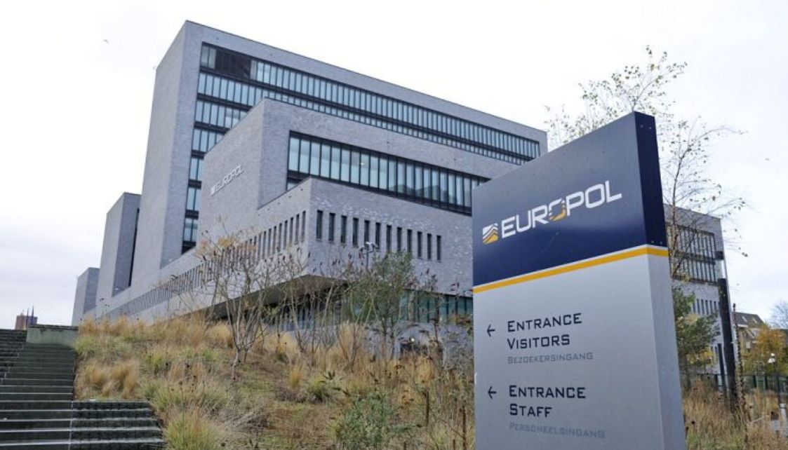 Europol, kokain, esrar, kenevir ve metamfetamin kaçakçılığı yapan bir şebekeyi çökertti