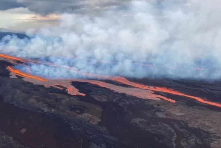 Hawaii'deki d﻿ünyanın en büyük aktif yanardağı infilak etti