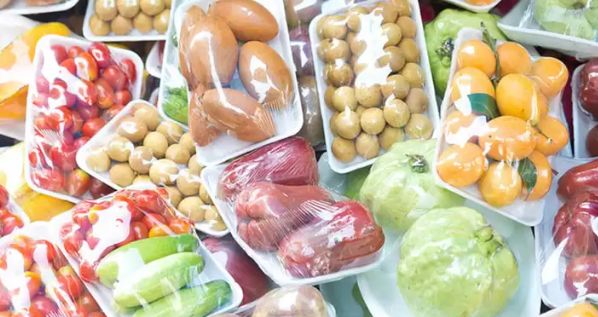 Φαγητό τυλιγμένο σε πλαστικό: Η πικρή αλήθεια για τις πλαστικές ωρολογιακές βόμβες για τον οργανισμό
