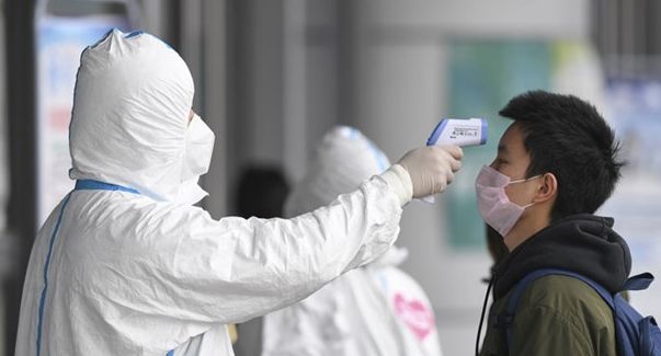 İnsanlar sokaklara döküldü, Çin koronavirüs önlemlerini gevşetti