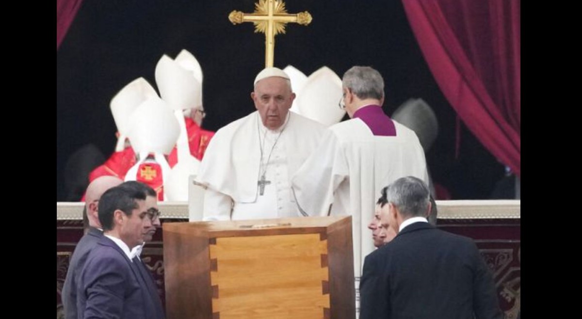 Papa 16. Benedikt, Vatikan'daki cenaze töreniyle defnedildi
