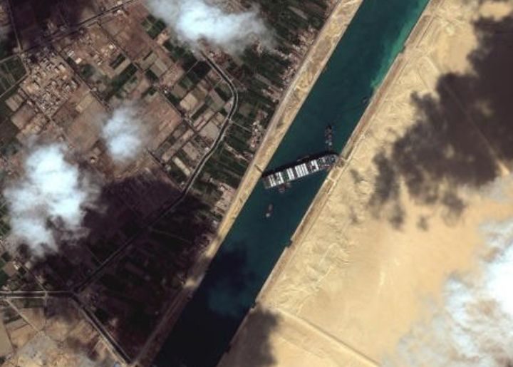 Φορτηγό πλοίο προσάραξε στη Διώρυγα του Σουέζ