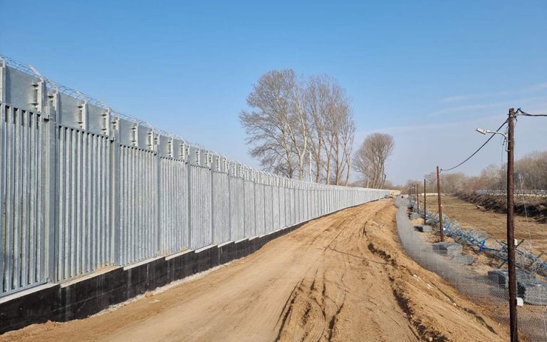 Έπεσαν οι υπογραφές για την επέκταση κατά 140χλμ του φράχτη στον Έβρο