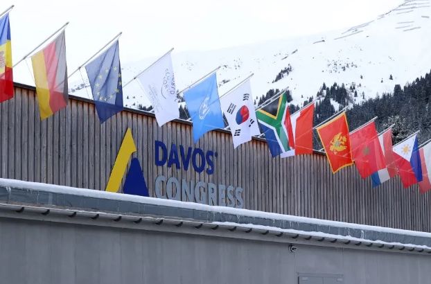 Νταβός: Ιερόδουλες, ιδιωτικά τζετ, πολιτικοί και ανώτατα στελέχη συνωστίζονται στο ελβετικό θέρετρο