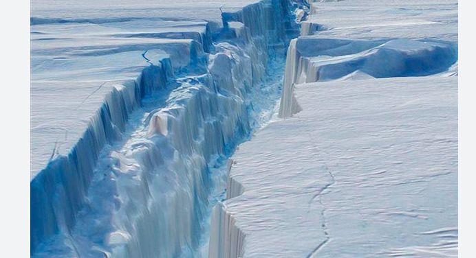 Ανταρκτική: Αποκολλήθηκε τεράστιο παγόβουνο