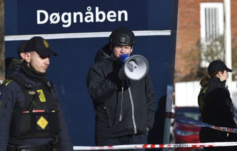 TAM BİR PROVOKATÖR: Aşırı sağcı Rasmus Paludan bu kez Danimarka'da Kuran-ı Kerim yaktı