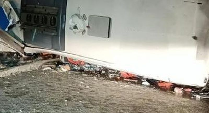 Devrilen yolcu otobüsünde 1 ölü, 15 yaralı var