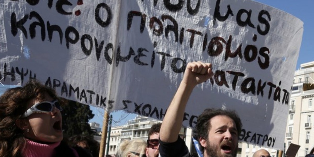 Atina'da sanatçılardan protesto