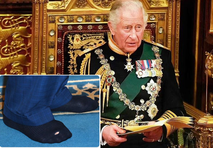 Ο Κάρολος πήγε σε τζαμί και αποκάλυψε τις τρύπιες κάλτσες του