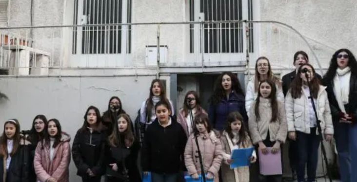 Yunanistan'da çocuklardan oluşan koro depremzedeler için şarkı söyledi