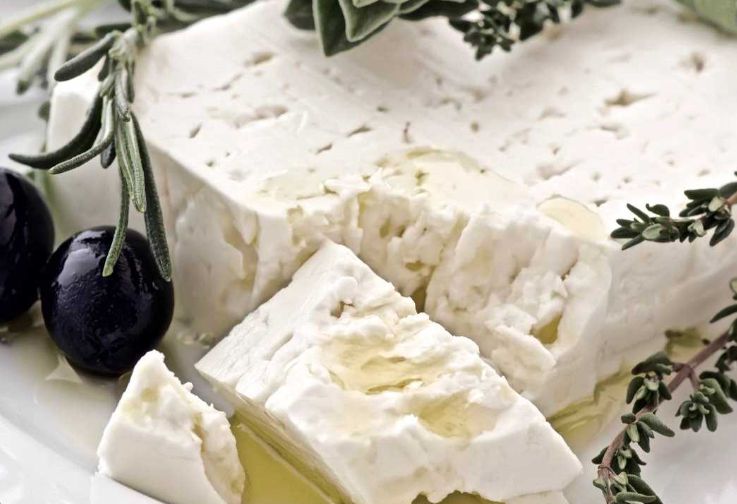 Φέτα VS λευκό τυρί: Ποιο κερδίζει τη μάχη του πιο υγιεινού τυριού;