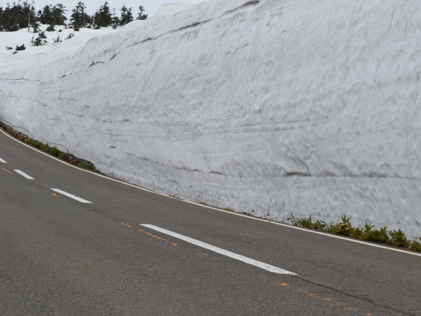 Japonya'nın devasa kar koridoru kısa süreliğine açılıyor