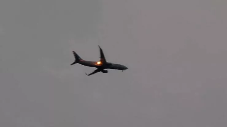 Havada panik dolu anlar: Motoru alev alan yolcu uçağı acil iniş yaptı