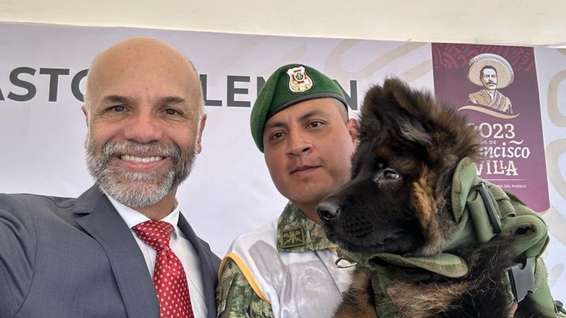Türkiye'den teşekkür için Meksika'ya gönderilen yavru köpeğe törenle Arkadaş ismi verildi
