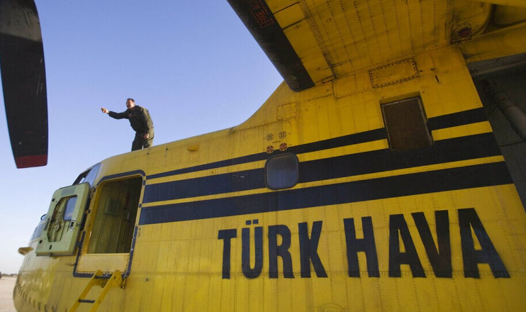H Τουρκία έστειλε στην Ελλάδα δύο πυροσβεστικά αεροσκάφη και ένα ελικόπτερο για τις πυρκαγιές