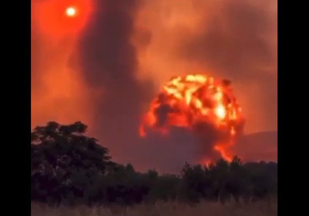 Orman yangını, Nea Anhialos hava askeri Üs'sünde patlamalara neden oldu