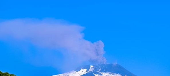 Etna Yanardağı'nda patlama: Sicilya'daki havaalanları kapatıldı