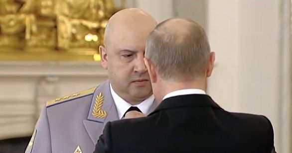 Το Κρεμλίνο «ξήλωσε» τον στρατηγό Σουροβίκιν
