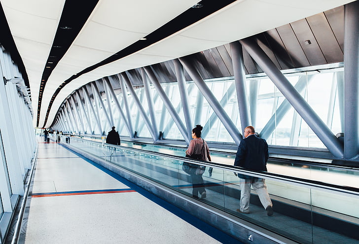 Γιατί περπατάμε πλέον τόσο πολύ μέσα στα αεροδρόμια
