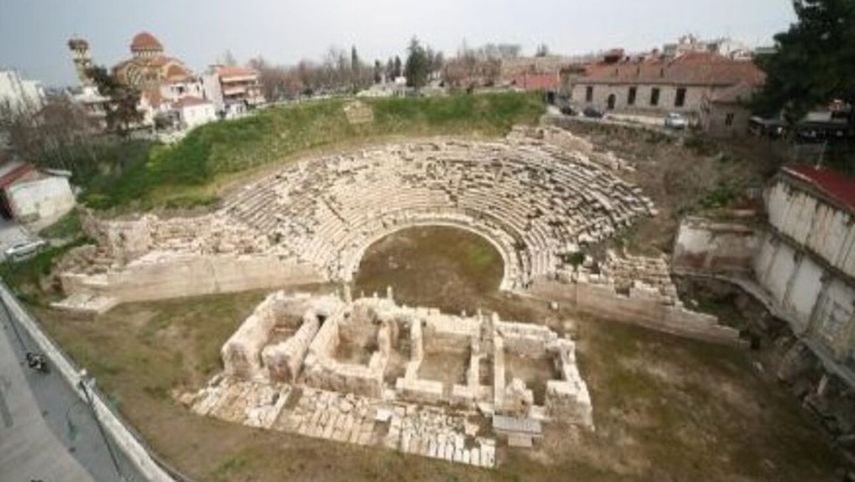Μετά από 22 αιώνες το αρχαίο θέατρο της Λάρισας υποδέχθηκε το κοινό 
