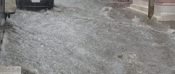 Πλημμύρες στη Θεσσαλία: Εκκενώσεις στη Λάρισα - Ενισχύονται τα φράγματα στον Πηνειό