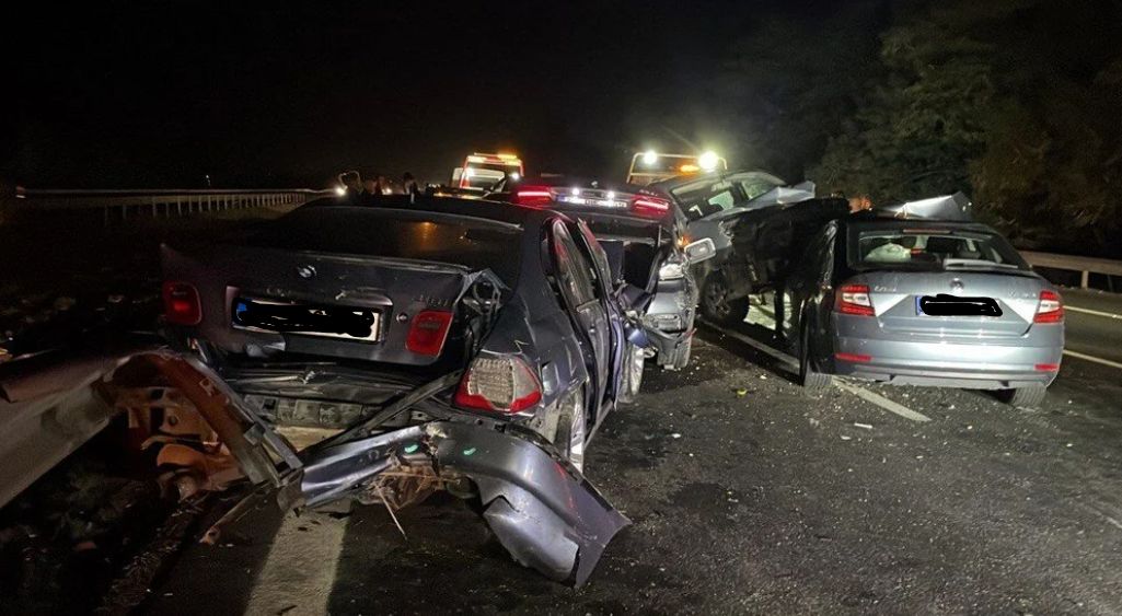 Otoyol'da 11 araç birbirine girdi: Zincirleme kazada 6 kişi yaralandı