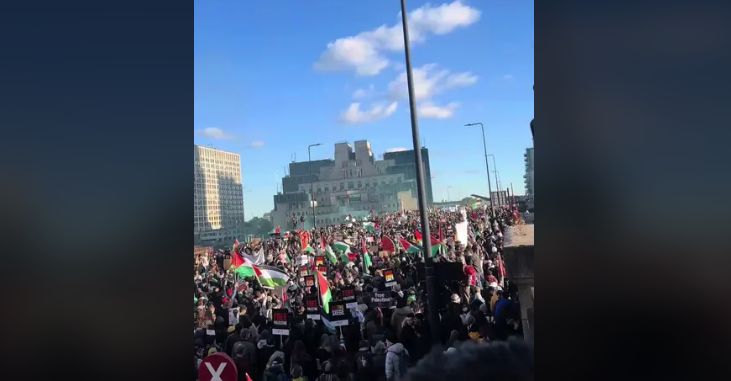 Londra'da binlerce kişi Filistin'e destek gösterisi düzenledi