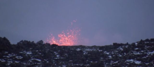 Ηφαίστειο στην Ισλανδία: Υψώνουν φράγματα και αναχώματα για να σταματήσουν τη ροή της λάβας