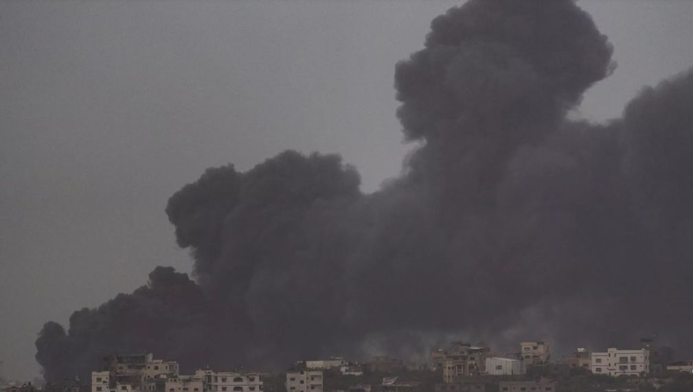 İsrail, Gazze'de yüz binlerce sivilin sığındığı Refah'a saldırdı.