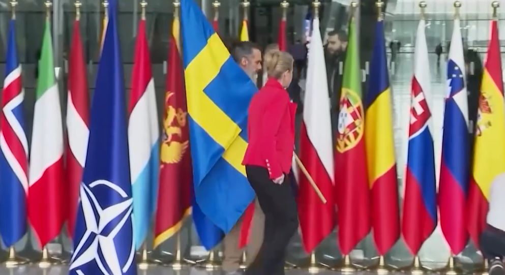 İsveç'in bayrağı NATO karargahında göndere çekildi