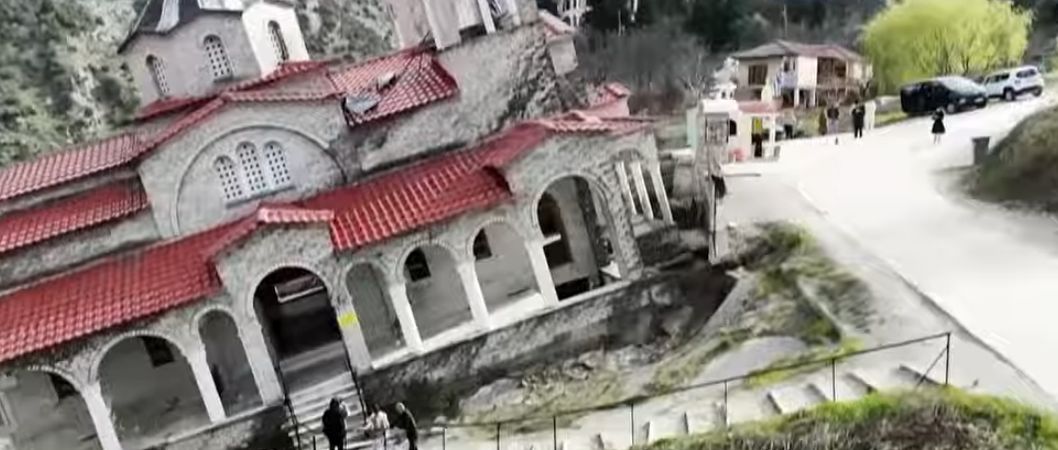 Pisa Kulesi'nden daha eğik: Yunanistan'daki eğri kilise