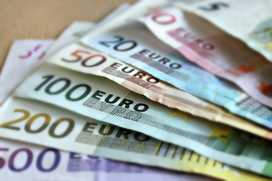 Εφορία: Πρόστιμο 7.800 ευρώ και φόρος για δωρεά 26.000 ευρώ κόρης στον πατέρα της