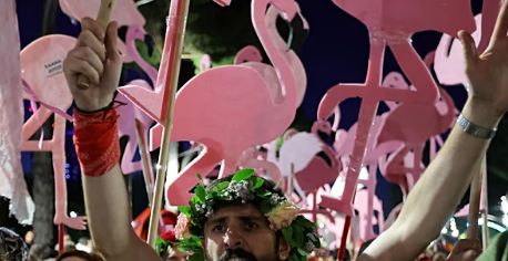 'Pembe flamingolar'ın devrimi büyüyor: Tiran'da on binler sokakta
