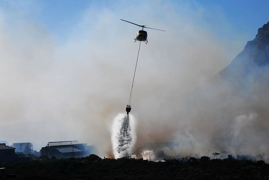 Atina'da iki yangın söndürme helikopteri havada çarpıştı, pilotlar öldü