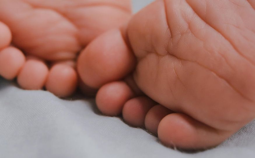 Κατάρρευση των γεννήσεων στην Ελλάδα: Πάνω από 50% η μείωση σε έξι Νομούς – Μεγάλες περιφερειακές ανισότητες