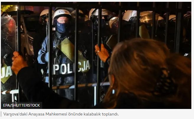 Polonya'da siyasi gerginlik: Anayasa Mahkemesi'ne polis konuşlandırıldı
