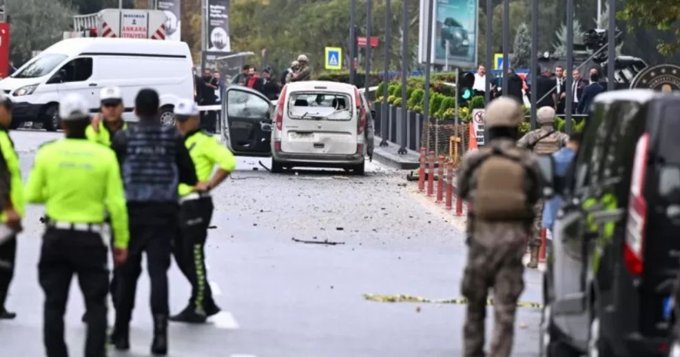 Türkiye'nin başkenti ANKARA'da, İçişleri Bakanlığı'na düzenlenen bombalı saldırıda 2 polis yaralandı